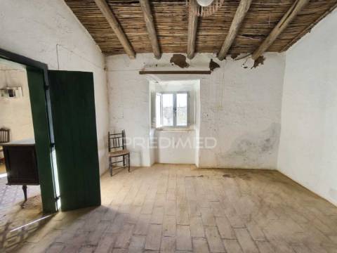 Casa térrea || 2 quartos || quintal || recuperar