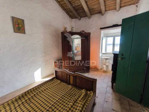 Casa térrea || 2 quartos || quintal || recuperar