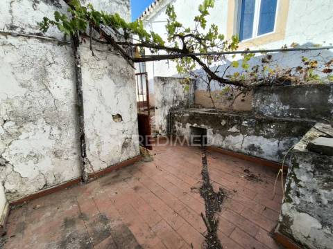 Casa térrea || 2 quartos || quintal || recuperar