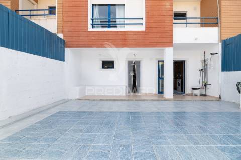 Moradia t4 com garagem e terraços – azambuja