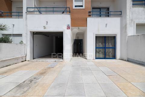 Moradia t4 com garagem e terraços – azambuja