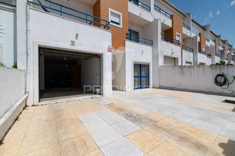 Moradia t4 com garagem e terraços – azambuja