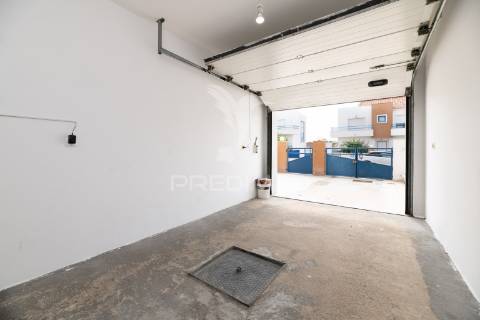 Moradia t4 com garagem e terraços – azambuja