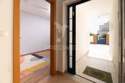 Moradia t4 com garagem e terraços – azambuja