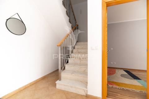 Moradia t4 com garagem e terraços – azambuja