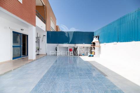 Moradia t4 com garagem e terraços – azambuja