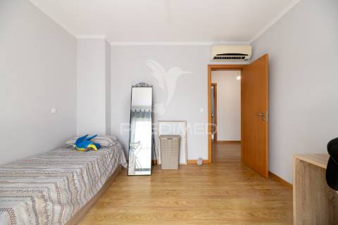 Moradia t4 com garagem e terraços – azambuja