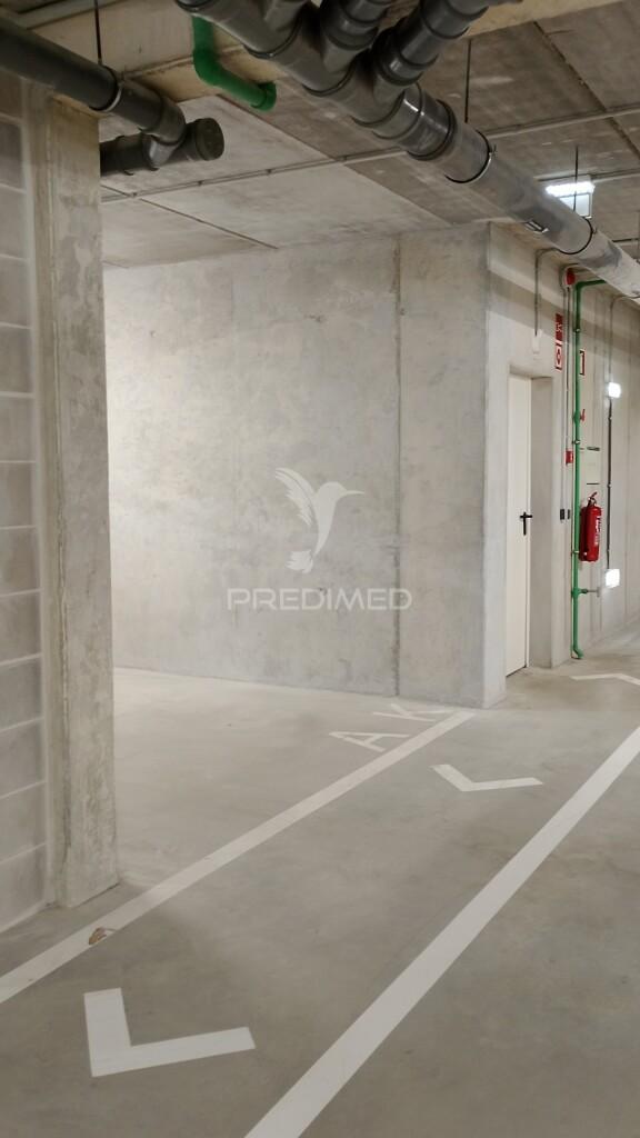 Lugar de garagem junto à praia canidelo