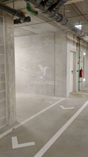 Lugar de garagem junto à praia canidelo