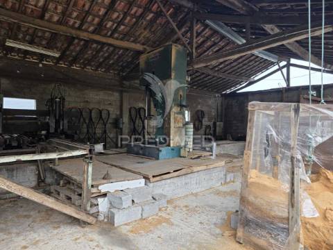Armazém (serração) zona industrial de carvoeiro
