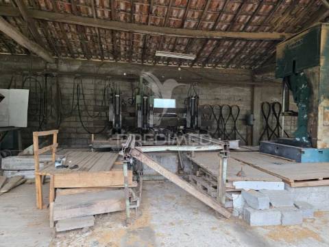 Armazém (serração) zona industrial de carvoeiro