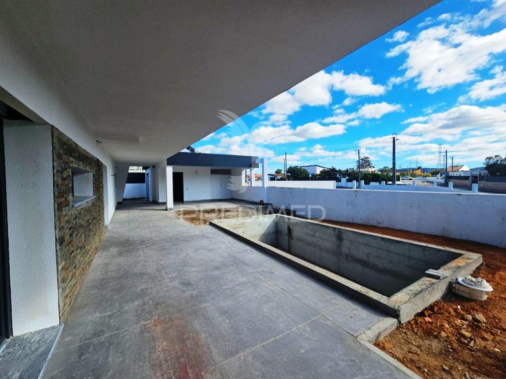 Moradia isolada t3, c/piscina e box, qta. marquesa - q. anjo