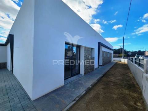 Moradia isolada t3, c/piscina e box, qta. marquesa - q. anjo