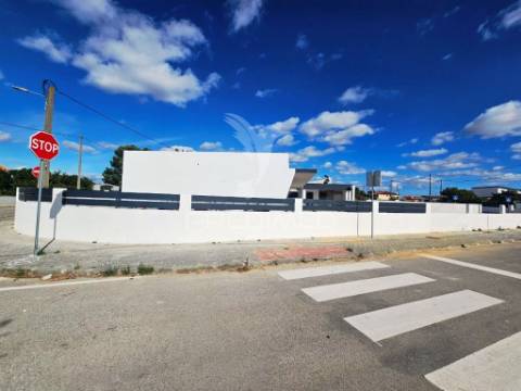 Moradia isolada t3, c/piscina e box, qta. marquesa - q. anjo