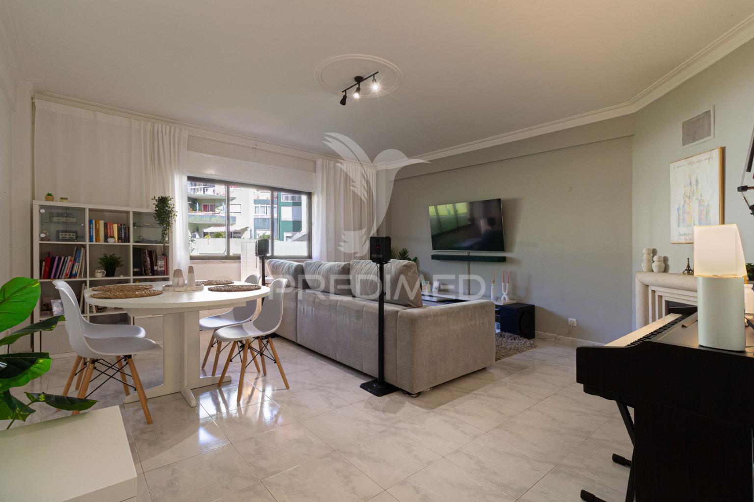 T2 cacém – rés-do-chão alto perto de transportes, escolas e comércio local