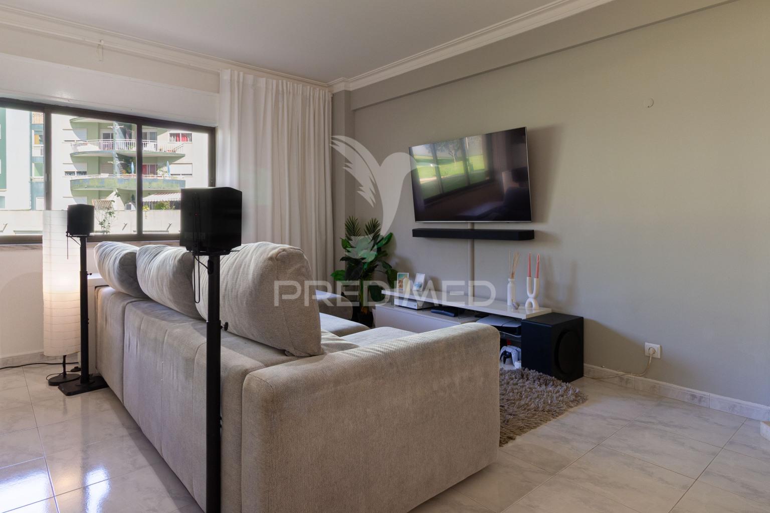 T2 cacém – rés-do-chão alto perto de transportes, escolas e comércio local