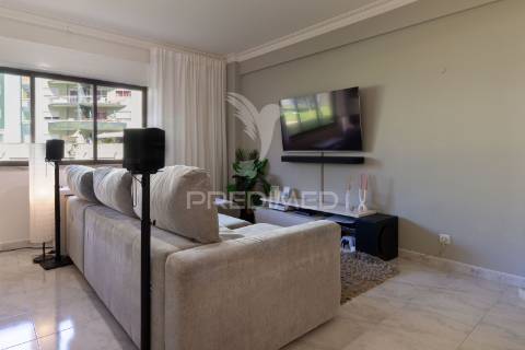 T2 cacém – rés-do-chão alto perto de transportes, escolas e comércio local