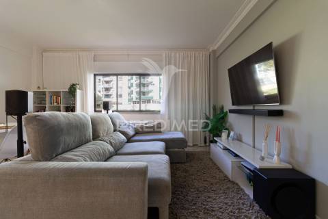 T2 cacém – rés-do-chão alto perto de transportes, escolas e comércio local