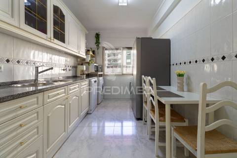 T2 cacém – rés-do-chão alto perto de transportes, escolas e comércio local