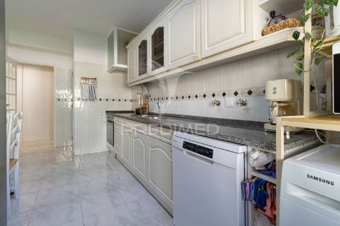 T2 cacém – rés-do-chão alto perto de transportes, escolas e comércio local