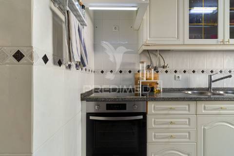 T2 cacém – rés-do-chão alto perto de transportes, escolas e comércio local