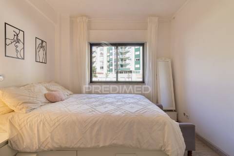 T2 cacém – rés-do-chão alto perto de transportes, escolas e comércio local