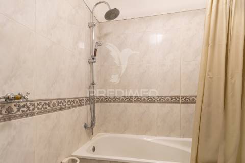 T2 cacém – rés-do-chão alto perto de transportes, escolas e comércio local