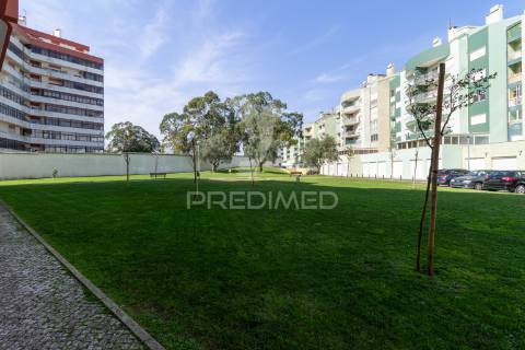 T2 cacém – rés-do-chão alto perto de transportes, escolas e comércio local