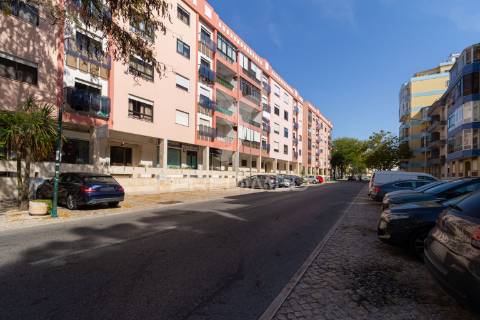 T2 cacém – rés-do-chão alto perto de transportes, escolas e comércio local