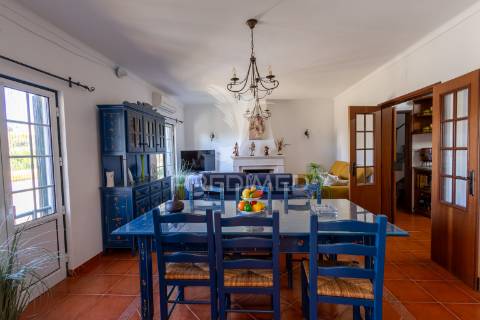 Moradia t5 chave na mão com amplo jardim e garagem