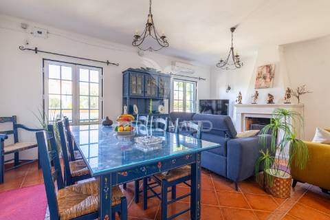 Moradia t5 chave na mão com amplo jardim e garagem