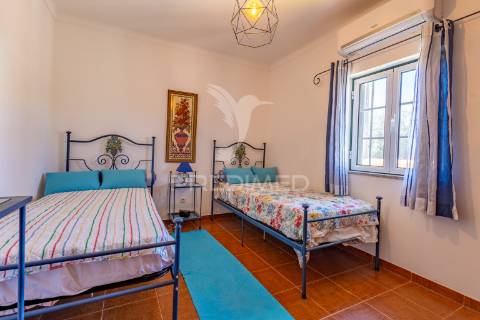 Moradia t5 chave na mão com amplo jardim e garagem