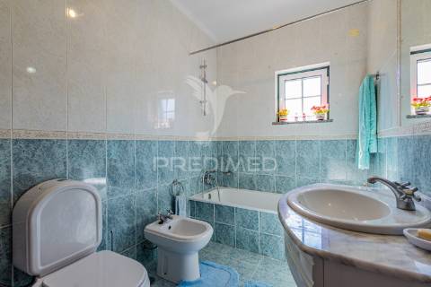 Moradia t5 chave na mão com amplo jardim e garagem