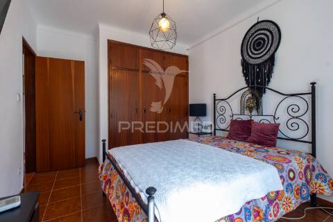 Moradia t5 chave na mão com amplo jardim e garagem