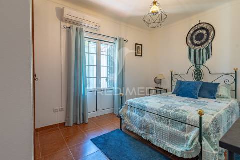 Moradia t5 chave na mão com amplo jardim e garagem