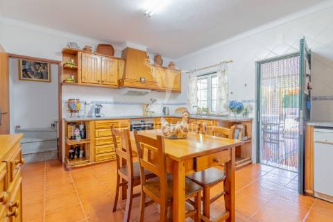 Moradia t5 chave na mão com amplo jardim e garagem