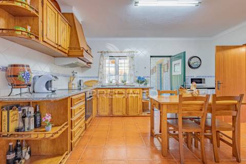 Moradia t5 chave na mão com amplo jardim e garagem