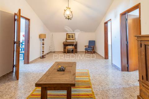 Moradia t5 chave na mão com amplo jardim e garagem