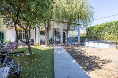 Moradia t5 chave na mão com amplo jardim e garagem