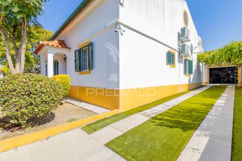 Moradia t5 chave na mão com amplo jardim e garagem