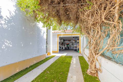 Moradia t5 chave na mão com amplo jardim e garagem