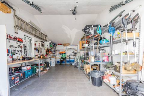 Moradia t5 chave na mão com amplo jardim e garagem