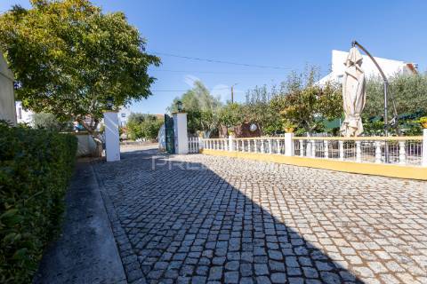 Moradia t5 chave na mão com amplo jardim e garagem