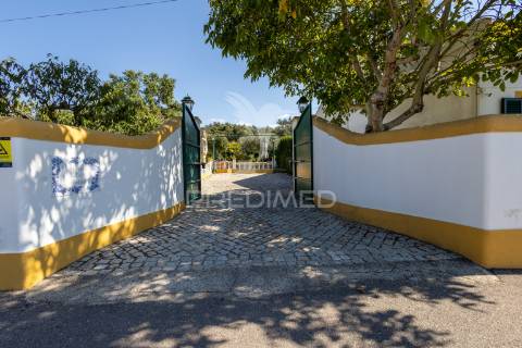 Moradia t5 chave na mão com amplo jardim e garagem