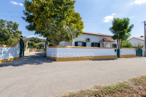 Moradia t5 chave na mão com amplo jardim e garagem