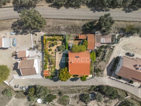 Moradia t5 chave na mão com amplo jardim e garagem