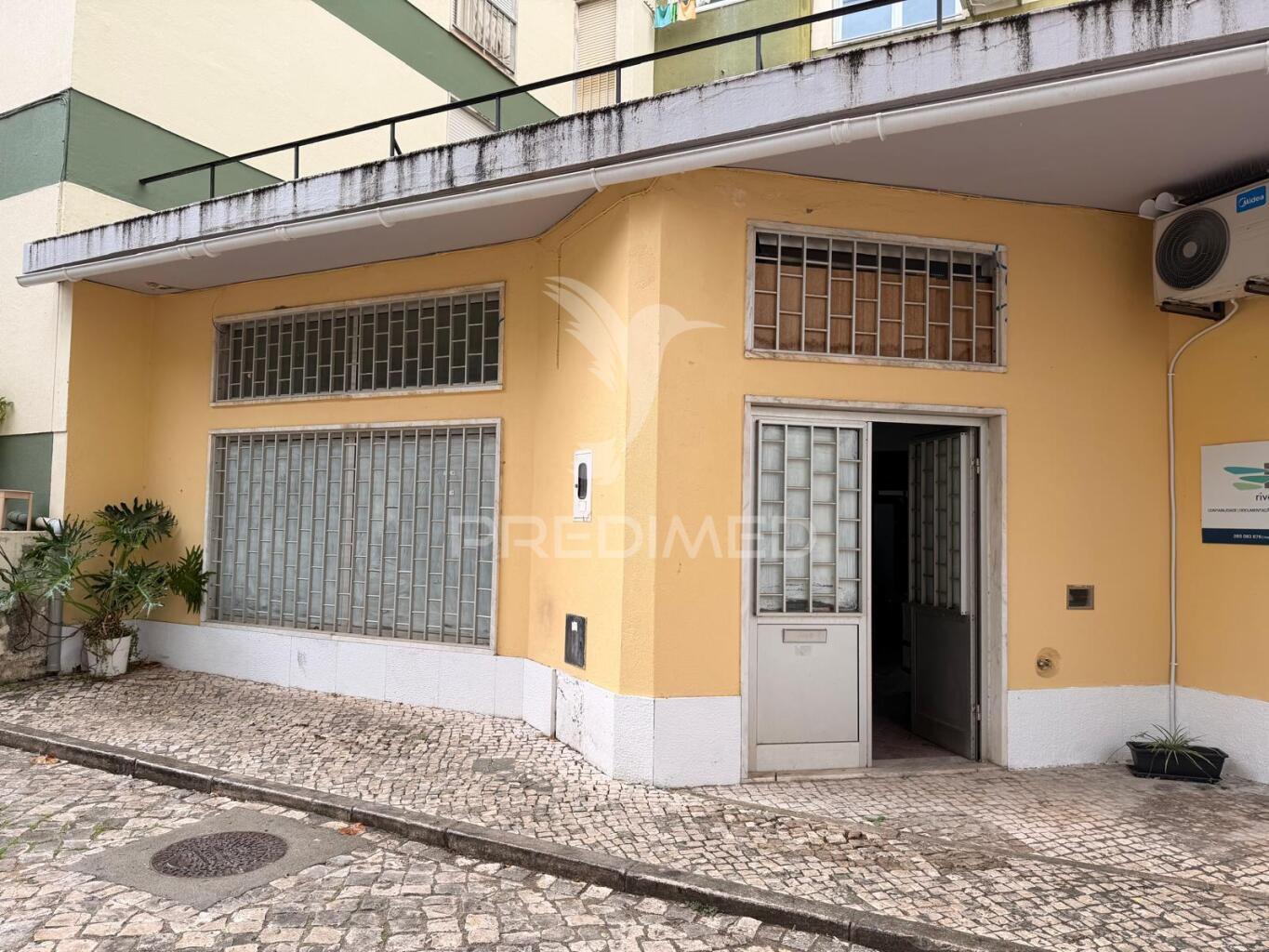 Loja / armazém no bairro do liceu