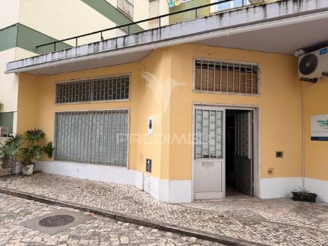 Loja / armazém no bairro do liceu