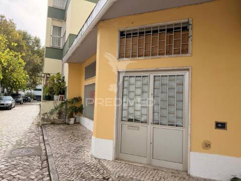 Loja / armazém no bairro do liceu
