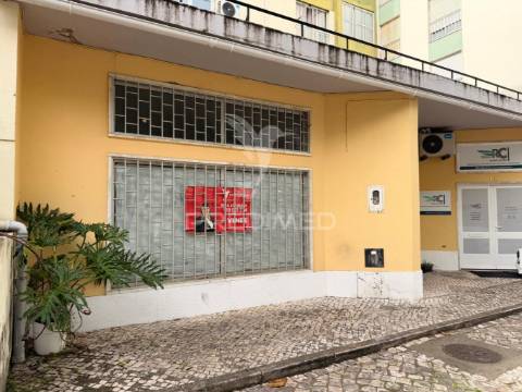 Loja / armazém no bairro do liceu
